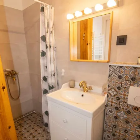 Tiramola Apartment *